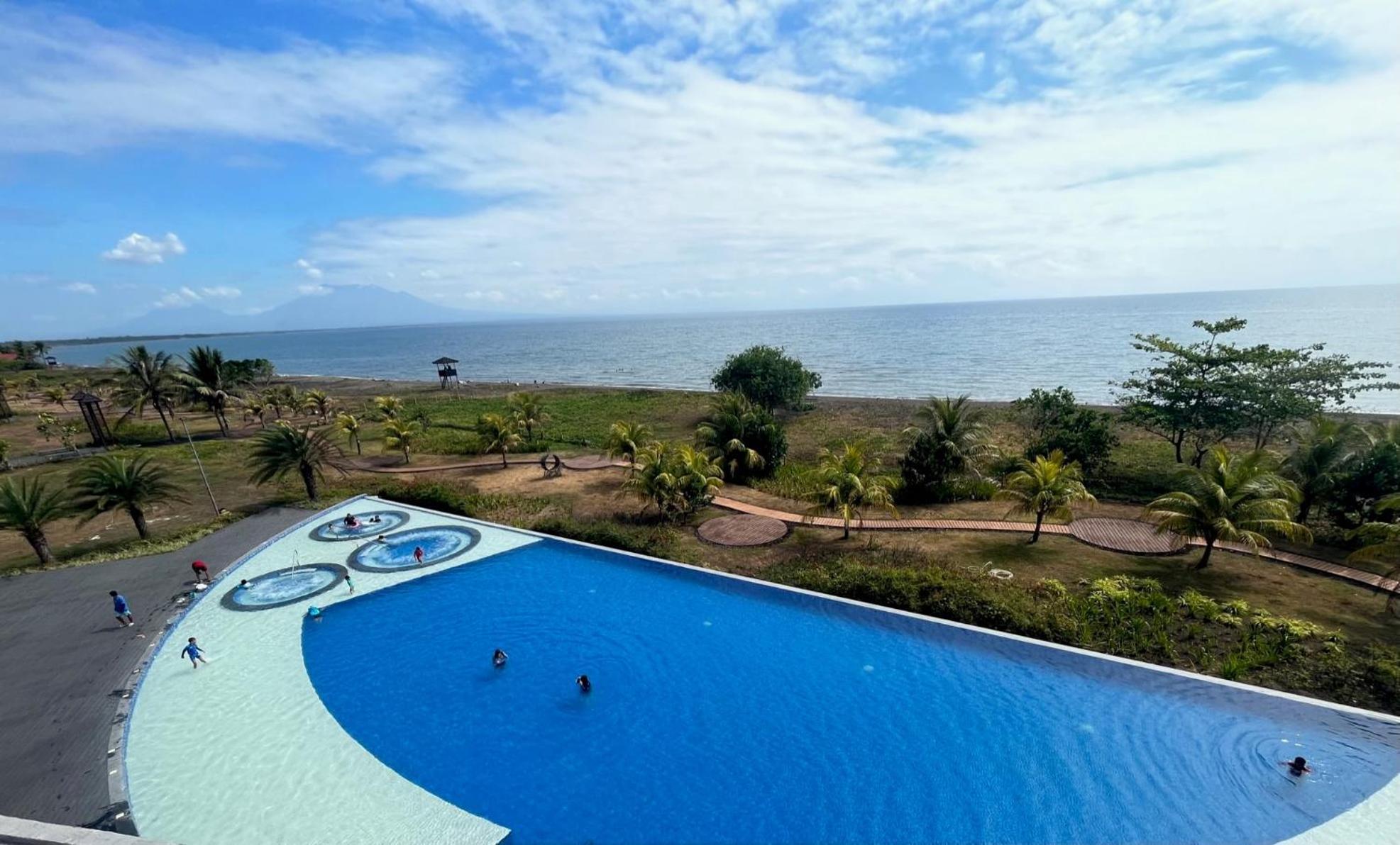 Seafront Residences Vacation Getaway サンフアン エクステリア 写真